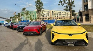 Những chiếc MPV điện VinFast Limo Green đầu tiên được bàn giao đến tay khách Việt